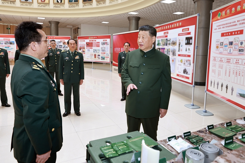 4月23日,中共中央總書記,、國家主席,、中央軍委主席習(xí)近平到陸軍軍醫(yī)大學(xué)視察。這是習(xí)近平察看戰(zhàn)傷急救器材和學(xué)員操作演示,。