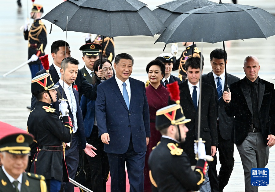 　　當?shù)貢r間5月5日下午,，國家主席習近平乘專機抵達巴黎,，應法蘭西共和國總統(tǒng)馬克龍邀請，對法國進行國事訪問,。