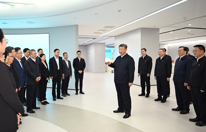 11月4日至6日,,中共中央總書記、國家主席,、中央軍委主席習(xí)近平在湖北考察。這是5日下午,,習(xí)近平在武漢產(chǎn)業(yè)創(chuàng)新發(fā)展研究院考察時,,同科研人員和企業(yè)負(fù)責(zé)人親切交流。