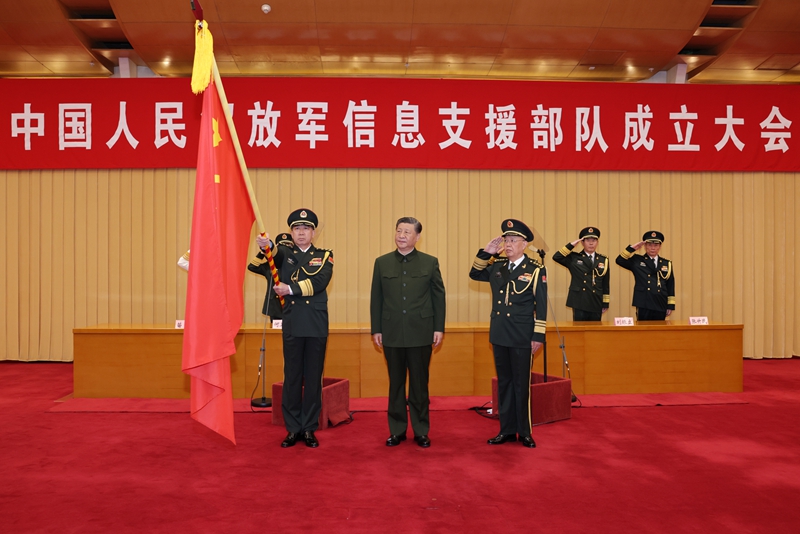4月19日,中國(guó)人民解放軍信息支援部隊(duì)成立大會(huì)在北京八一大樓隆重舉行,。中共中央總書(shū)記,、國(guó)家主席、中央軍委主席習(xí)近平向信息支援部隊(duì)授予軍旗并致訓(xùn)詞,。這是習(xí)近平將軍旗授予信息支援部隊(duì)司令員畢毅,、政治委員李偉。